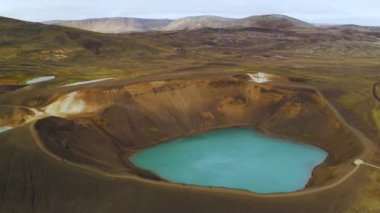 Göl manzaralı küçük volkanik Krafla gölü, gök mavisi su, İzlanda