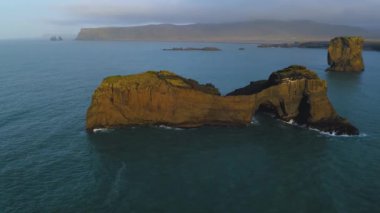 Dyrholaey, İzlanda 'nın yanındaki küçük kayalık adanın havadan görünüşü