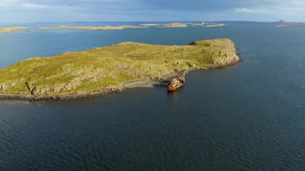 Luchtfoto van een verlaten schip naast een eiland in IJsland. — Stockvideo