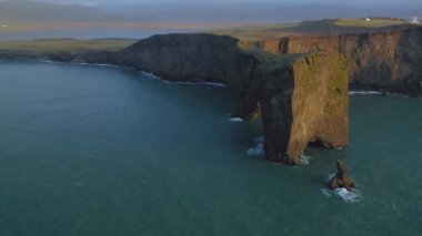 Gün batımında Dyrholaey 'deki kayalık uçurumun havadan görüntüsü..