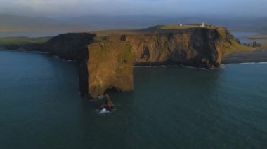 Gün batımında Dyrholaey 'deki kayalık uçurumun havadan görüntüsü..