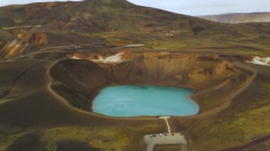 Göl manzaralı küçük volkanik Krafla gölü, gök mavisi su, İzlanda