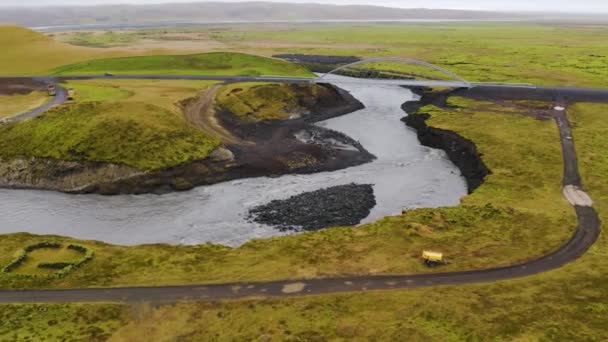 Vzduch starého mostu, který vede přes řeku Thjorsa na Islandu — Stock video