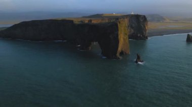 Gün batımında Dyrholaey 'deki kayalık uçurumun havadan görüntüsü..