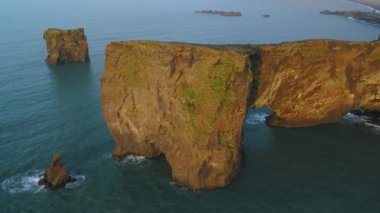 Gün batımında Dyrholaey 'deki kayalık uçurumun havadan görüntüsü..