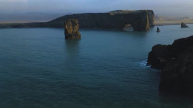 Gün batımında Dyrholaey 'deki kayalık uçurumun havadan görüntüsü..
