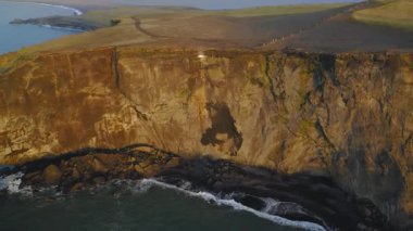 Gün batımında Dyrholaey 'deki kayalık uçurumun havadan görüntüsü..