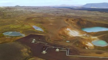 Göl manzaralı küçük volkanik Krafla gölü, gök mavisi su, İzlanda