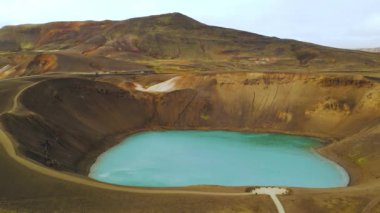 Göl manzaralı küçük volkanik Krafla gölü, gök mavisi su, İzlanda