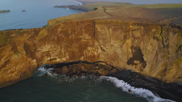 Vista aerea di scogliera rocciosa al promontorio Dyrholaey al tramonto . — Video Stock