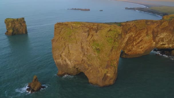 Vista aérea do penhasco rochoso no promontório de Dyrholaey no por do sol . — Vídeo de Stock