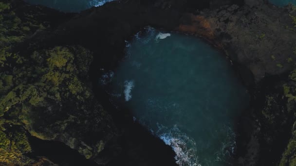 Vue aérienne du sommet de la petite île de Dyrholaey, Islande — Video