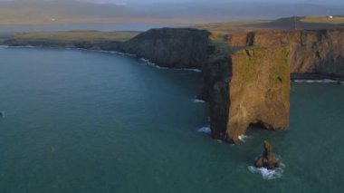 Gün batımında Dyrholaey 'deki kayalık uçurumun havadan görüntüsü..