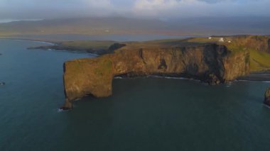 Gün batımında Dyrholaey 'deki kayalık uçurumun havadan görüntüsü..