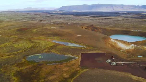 Vista aérea do pequeno lago vulcânico de Krafla com água azul, Islândia — Vídeo de Stock