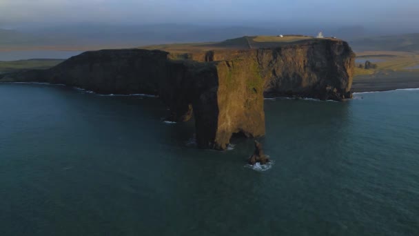 Vue aérienne de la falaise rocheuse au promontoire de Dyrholaey au coucher du soleil . — Video