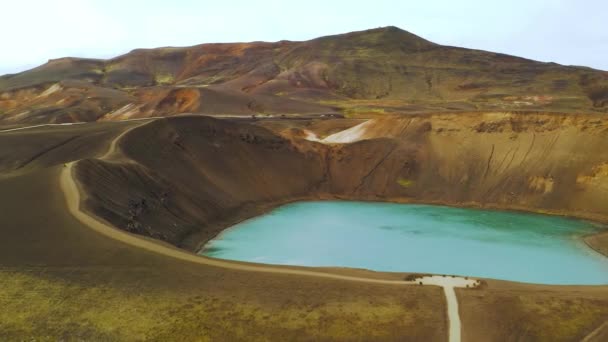 Luftaufnahme des kleinen vulkanischen Krafla-Sees mit azurblauem Wasser, Island — Stockvideo