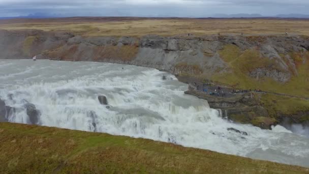 Aérea de la cascada Godafoss. Es una de las espectaculares cascadas en Islandia . — Vídeos de Stock