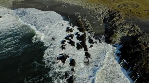 Kayalık kıyı ve dalgaların havadan görünüşü — Stok video