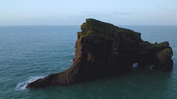 Letecký pohled na malý skalnatý ostrov vedle Dyrholaey, Island — Stock video