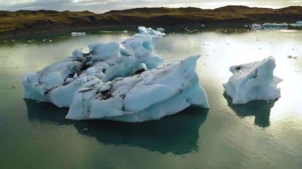 Vista aérea de témpanos de iceberg flotando en el agua — Vídeos de Stock