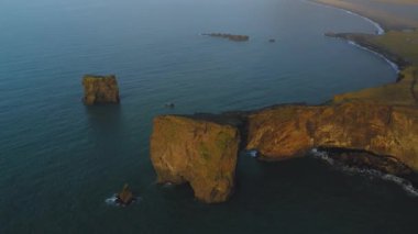Gün batımında Dyrholaey 'deki kayalık uçurumun havadan görüntüsü..