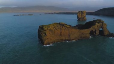 Dyrholaey, İzlanda 'nın yanındaki küçük kayalık adanın havadan görünüşü