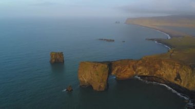 Gün batımında Dyrholaey 'deki kayalık uçurumun havadan görüntüsü..