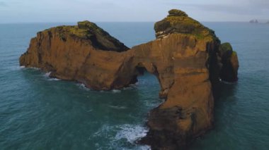 Dyrholaey, İzlanda 'nın yanındaki küçük kayalık adanın havadan görünüşü