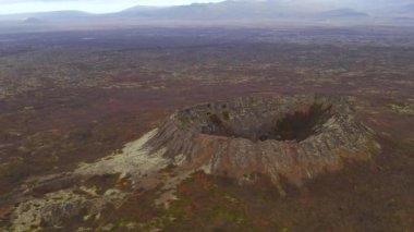 İzlanda 'daki Holaholar volkan kraterinin hava aracı görüntüsü