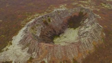İzlanda 'daki Holaholar volkan kraterinin hava aracı görüntüsü