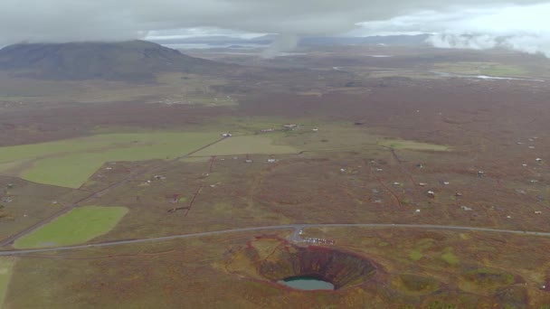 Vista aérea em torno da área da cratera do vulcão Kerio na Islândia — Vídeo de Stock