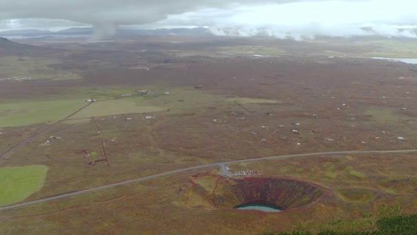 Vista aérea em torno da área da cratera do vulcão Kerio na Islândia — Vídeo de Stock
