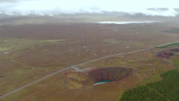 Vista aérea em torno da área da cratera do vulcão Kerio na Islândia — Vídeo de Stock