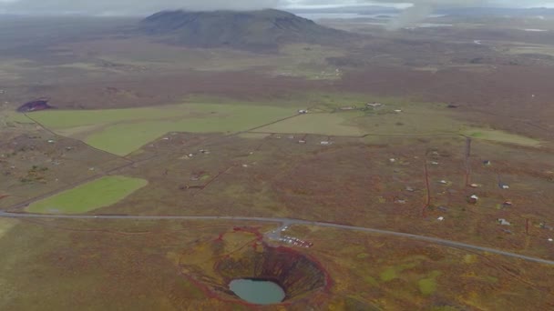 Veduta aerea intorno alla zona del cratere del vulcano Kerio in Islanda — Video Stock