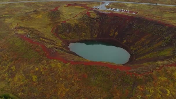 Vista aérea em torno da área da cratera do vulcão Kerio na Islândia — Vídeo de Stock