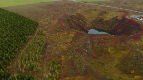 Luchtfoto rond gebied van vulkaankrater Kerio in IJsland — Stockvideo