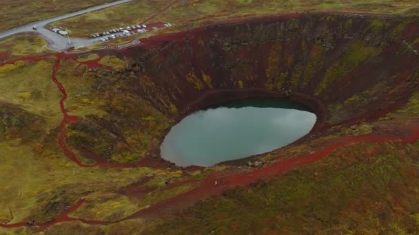 Letecký pohled kolem oblasti kráteru sopky Kerio na Islandu — Stock video