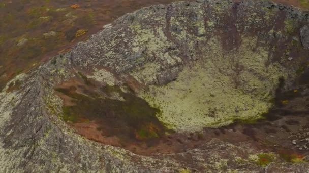Zicht vanuit de lucht op Holaholaire vulkaankrater in IJsland — Stockvideo