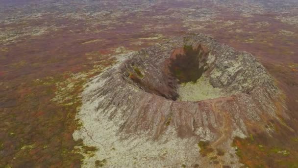 Pemandangan drone udara dari kawah gunung berapi Holaholar di Islandia — Stok Video