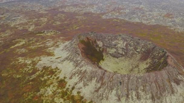 Pemandangan drone udara dari kawah gunung berapi Holaholar di Islandia — Stok Video