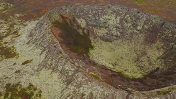 Zicht vanuit de lucht op Holaholaire vulkaankrater in IJsland — Stockvideo