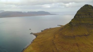 Kirkjufell Dağı, İzlanda 'nın hava aracı görüntüsü