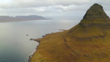 Kirkjufell Dağı, İzlanda 'nın hava aracı görüntüsü