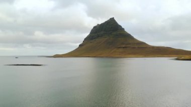 Kirkjufell Dağı, İzlanda 'nın hava aracı görüntüsü