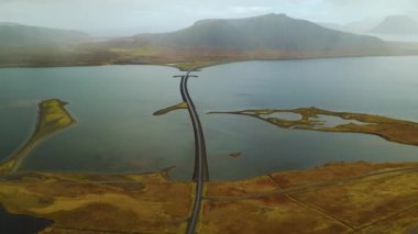 Snaefellsnes yarımadasında deniz üzerinde köprüsü olan İzlanda 'daki yol havası.