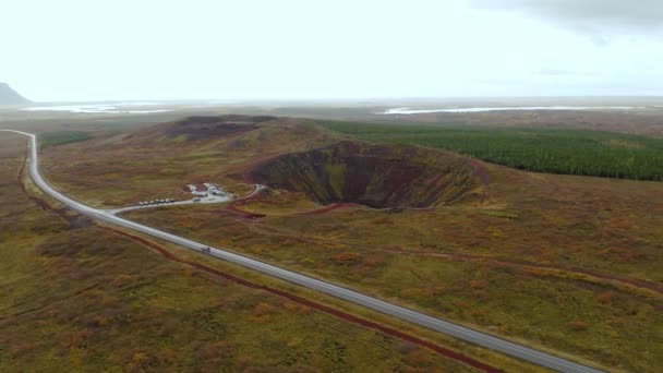 Luftaufnahme rund um den Kerio-Vulkankrater in Island — Stockvideo