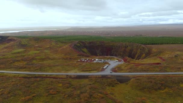 Veduta aerea intorno alla zona del cratere del vulcano Kerio in Islanda — Video Stock