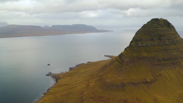 Vista aérea do drone da montanha Kirkjufell, Islândia — Vídeo de Stock