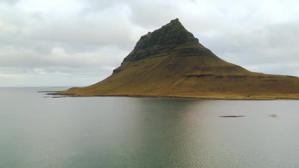 アイスランドのカークジュフェル山の空中ドローンビュー — ストック動画